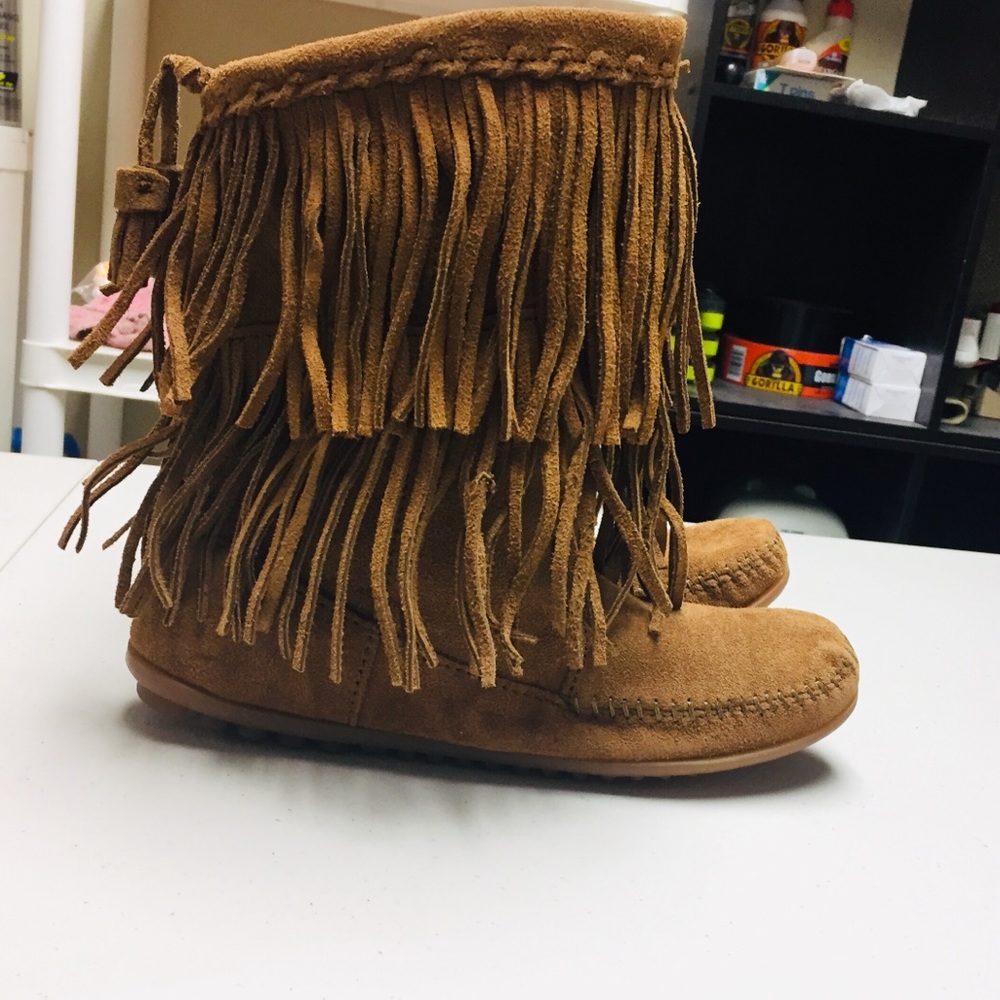 Women’s fringed leather moccasin boots size 6.5